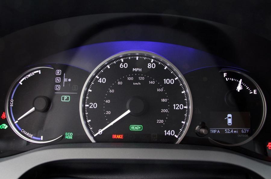  Lexus CT200h 2010 года  (фото 140 из 266)